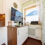 Küche mit TV und Blick auf Berge