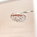 Duschkopf mit mehreren Düsen in einer Dusche