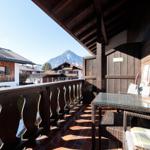 Terrasse mit Tisch, Stühlen und Bergblick