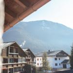 Blick auf Berge und Häuser aus einem Fenster