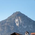 Hochgelegene Berglandschaft mit Schnee und Felsen unter blauem Himmel.