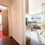 Wohnung mit Essbereich, Wohnzimmer und Bad sichtbar.