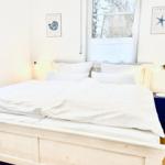 Komfortables Doppelbett im Schlafzimmer