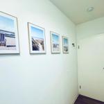 Flur mit Bildergalerie