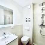 Modernes Badezimmer mit Dusche und WC