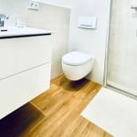 Badezimmer mit großem Waschtisch