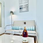 Wohnbereich mit Sofa und Beistelltisch