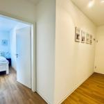 Flur mit Spiegel und Garderobe