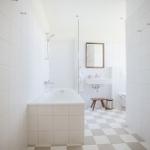 Badezimmer mit Badewanne, Dusche, Waschbecken und Toilette.