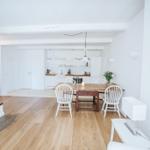 Helle Küche mit Esstisch, Holzboden und Kamin