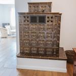 Antikofen mit verzierten Fliesen im Wohnbereich