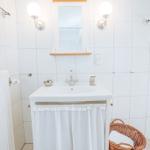 Bad mit Waschbecken, Spiegel und Korb