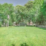 Großer grüner Garten mit Basketballkorb und Fußballtor.