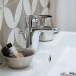 Waschbecken mit Chromhahn und Musterwand