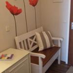 Hocker mit Kissen und Wanddekoration