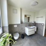 Badezimmer mit Waschbecken, Toilette und Fenster