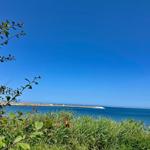 Blick auf das Meer mit Steilufer und blauem Himmel