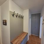 Eingangsbereich mit Garderobe, Bänkchen und Spiegel