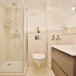 Badezimmer mit Dusche, Toilette und Waschbecken