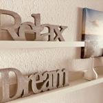 Regal mit Holzlettern Relax und Dream sowie Vasen und Bild.