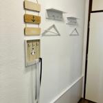 Wand mit Haken und Dekoration im maritimen Stil