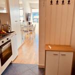 Küche mit Blick in Esszimmer und Garderobe mit Haken