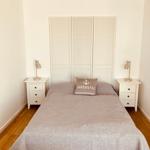 Schlafzimmer mit Bett, zwei Nachttischen und Kleiderschrank.