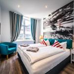 Schlafzimmer mit Doppelbett, Fenster, TV und Wandbild.