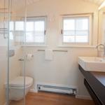 Badezimmer mit Dusche, Toilette und Waschbecken.