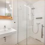 Badezimmer mit Dusche und Waschbecken