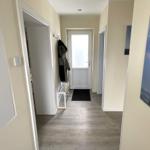 Flur mit Tür, Wandbild und Garderobe