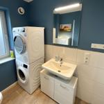 Badezimmer mit Waschmaschine, Trockner und Waschbecken