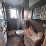 Badezimmer mit Dusche, WC und Waschbecken