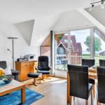 Wohn- und Essbereich mit Blick auf Terrasse und Garten.