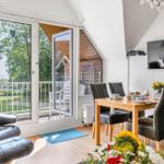 Wohn- und Essbereich mit Blick auf Balkon und Garten