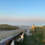 Weg zum Strand mit Strandkörben und Blick aufs Meer.