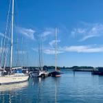 Hafen mit Segelbooten unter blauem Himmel