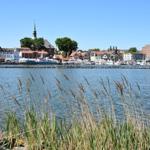 Hafenstadt mit Booten und historischen Gebäuden am Wasser