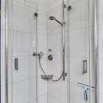 Duschkabine mit Glaswand und Duschbrause