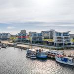 Modernes Haus am Hafen mit Booten und Blick auf Wasser
