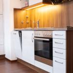 Küche mit Edelstahlherd, Spüle und Kaffeemaschine