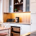 Küche mit Holzoberfläche, Arbeitsplatte und Essbereich mit Stuhl.