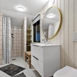 Badezimmer mit Dusche, Waschbecken und Toilette