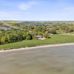 Strandhaus mit Blick auf Felder und Meer