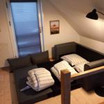 Schlafzimmer mit Doppelbett, Fenster und Wandbild