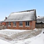 Einfamilienhaus mit Schneebedecktem Dach und Zufahrt