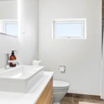 Badezimmer mit Waschbecken, Toilette und Duschvorhang.