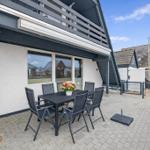 Außen und innen ein Schmuckstück; hier die Terrasse mit Überdachung und Markise...