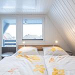 ... mit Zugang zum überdachten Balkon...