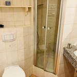 Badezimmer mit Dusche, Toilette und Waschbecken